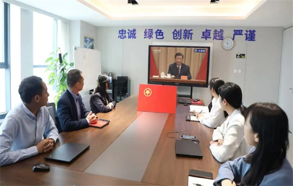 尊龙中国官方网站团委组织观看庆祝中国共青年团成立100周年大会