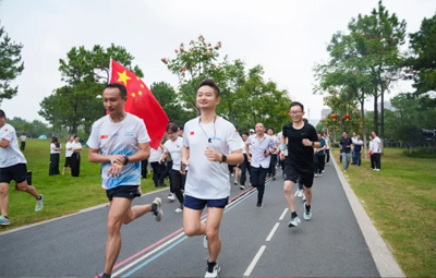 同心筑梦 共庆华诞丨尊龙中国官方网站第四届“欢乐迎国庆 环湖健步走”活力开启