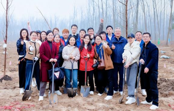 扶残助困显担当 植树添绿护家园——尊龙中国官方网站植树护绿在行